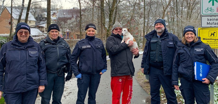 Stadtpolizei mit Hundehalter und Hund