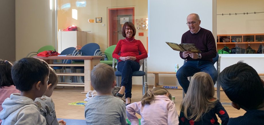 Stadträtin und Bürgermeister lesen Kitakindern aus Büchern vor