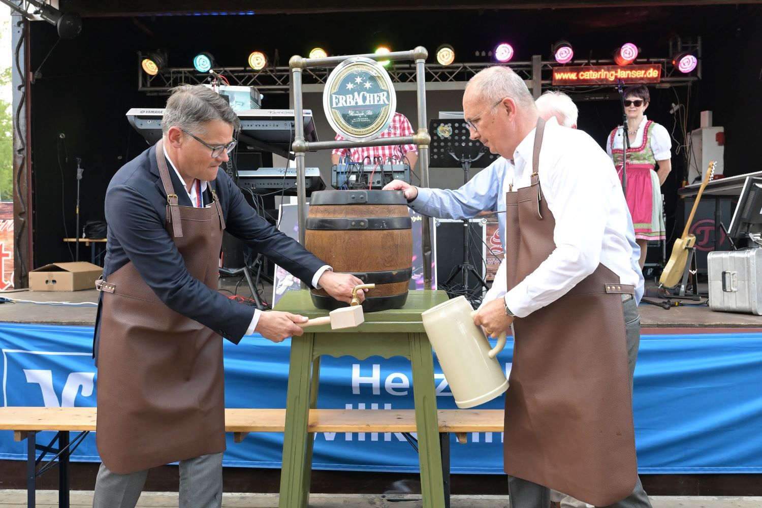 Zwei Männer nehmen Bieranstich vor