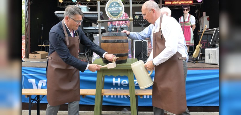 Zwei Männer nehmen Bieranstich vor