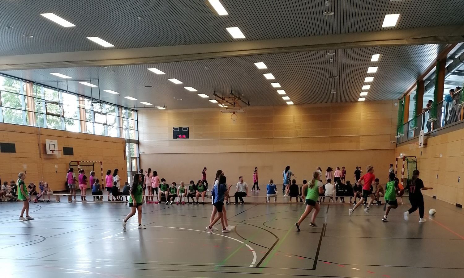 Kinder spielen in Turnhalle Fußball