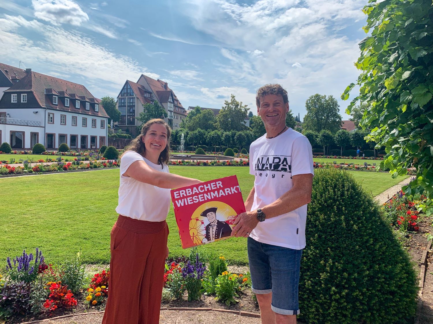 Mann und Frau ziehen Zettel aus Kiste