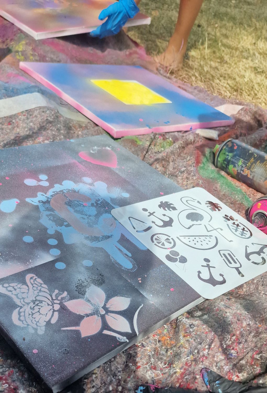 Leinwände, auf die mit Graffiti Motive gesprüht wurden