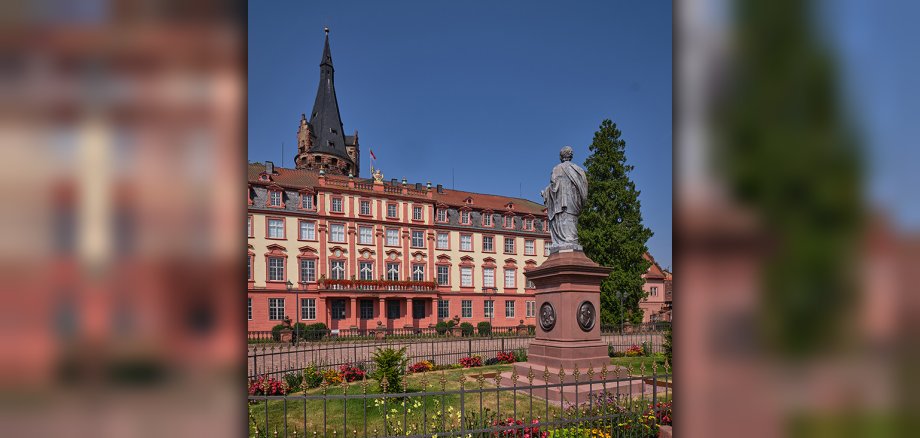 Schloss und Statue in der Mittagssonne