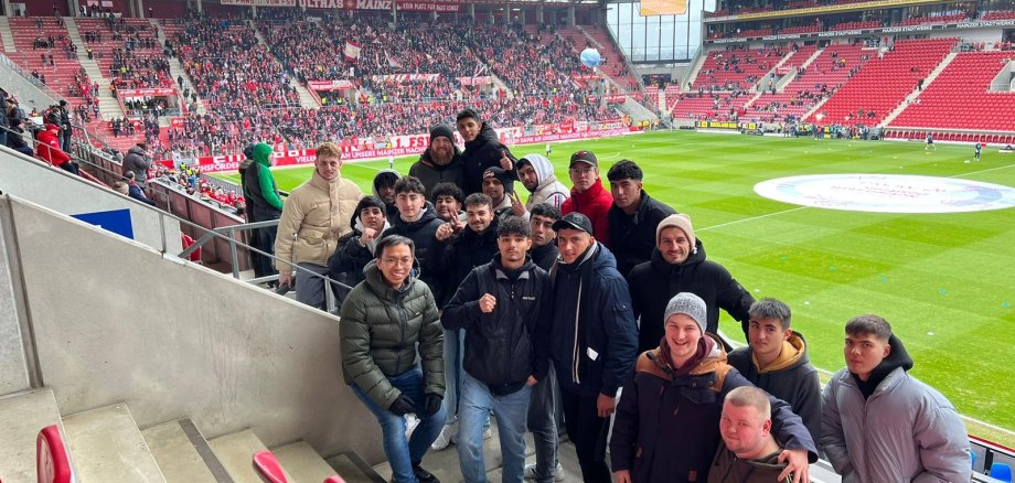 Jugendliche im Fußballstadtion lächeln in die Kamera