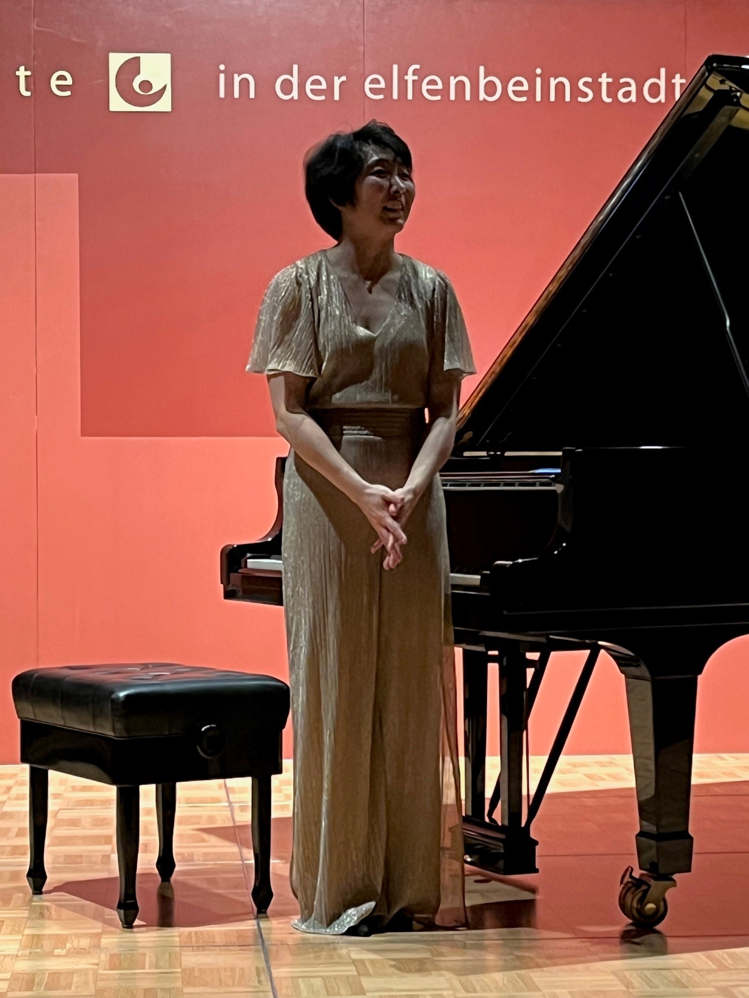 Pianistin vor Konzertflügel