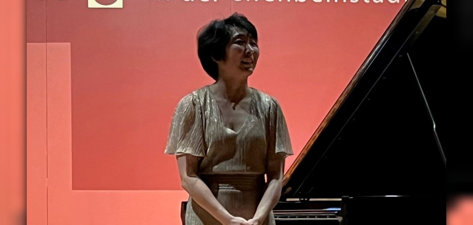 Pianistin vor Konzertflügel