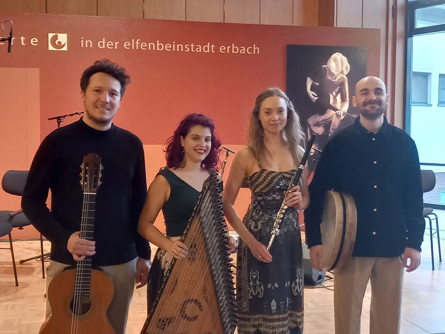 Musikerinnen und Musiker mit Instrumenten