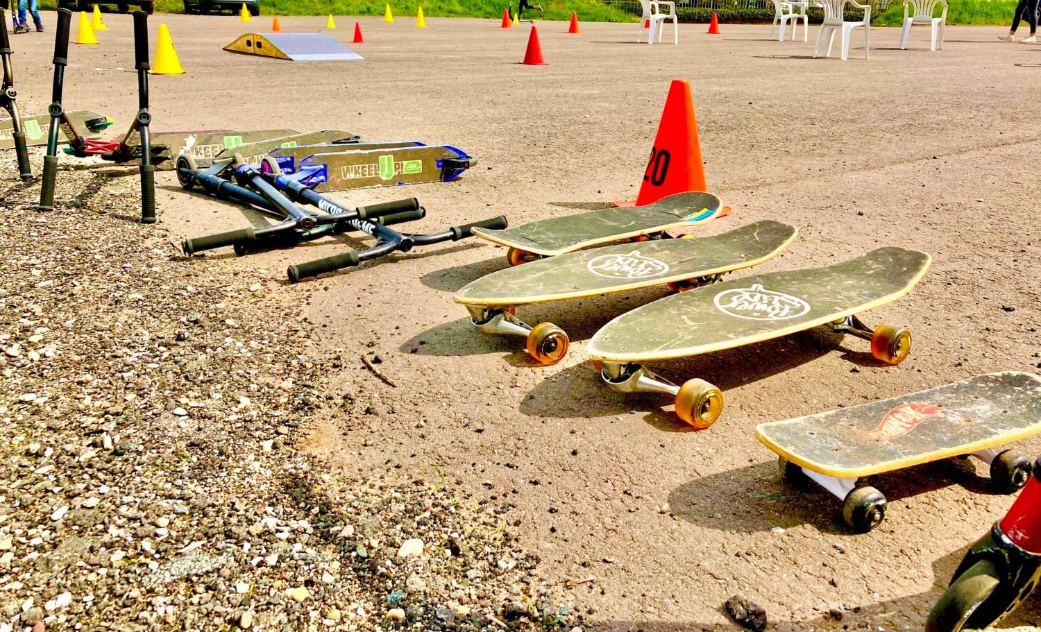 Skateboards und Roller auf Sportgelände