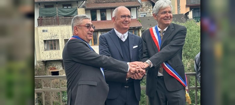 V.l.n.r. Christian Berthollier (Bürgermeister Pont-de-Beauvoisin Savoie), Dr. Peter Traub (Bürgermeister Kreisstadt Erbach) und Michel Serrano (Bürgermeister Pont-de-Beauvoisin Isère) Drei Bürgermeister schütteln sich die Hände
