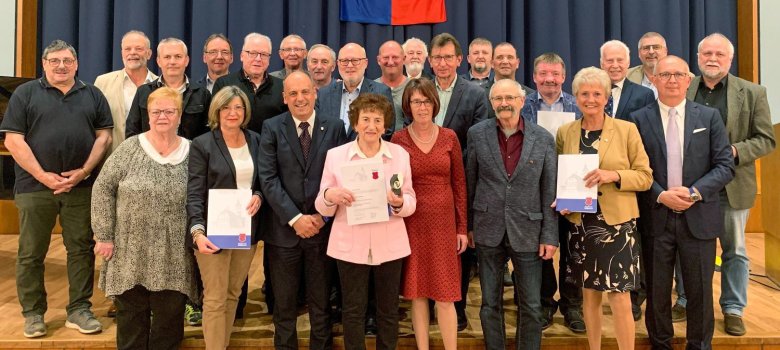 Gruppenbild von Menschen mit Urkunden