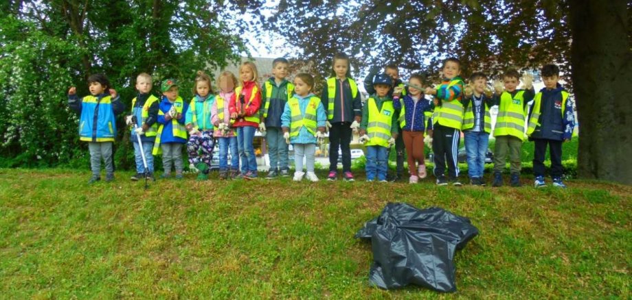 Gruppenbild von Kitakinder mit Müllsack