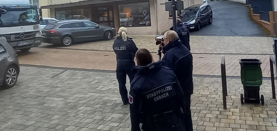 Polizisten bei Geschwindigkeitsmessungen mittels einer Laserpistole in einer Straße