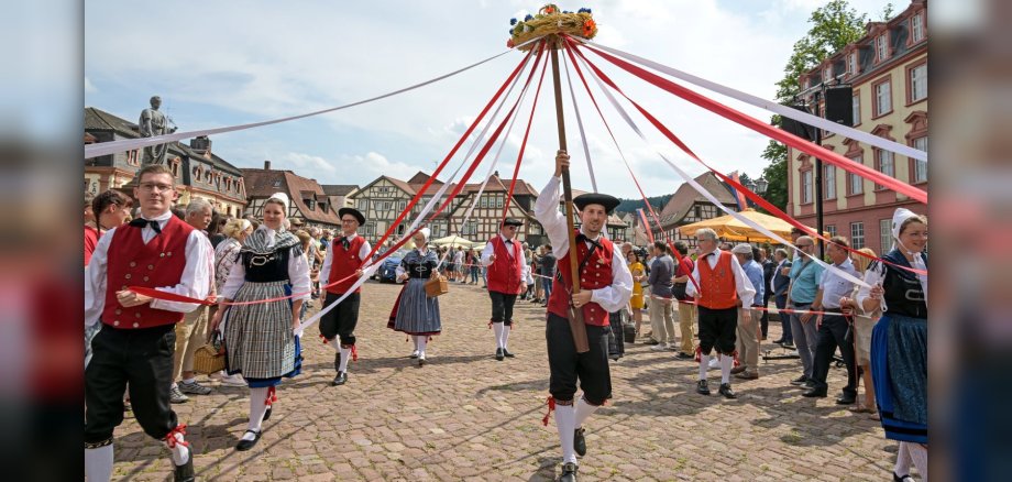 Menschen in Tracht beim Tanzen