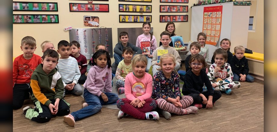 Gruppenbild Kita-Kinder auf Fußboden