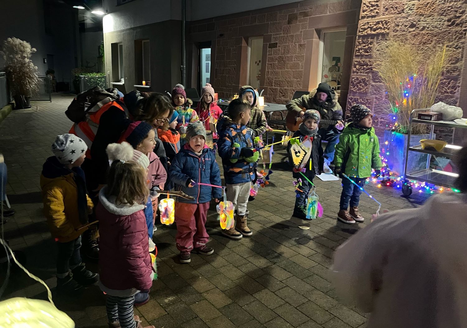 Kinder im Dunkeln mit Laternen