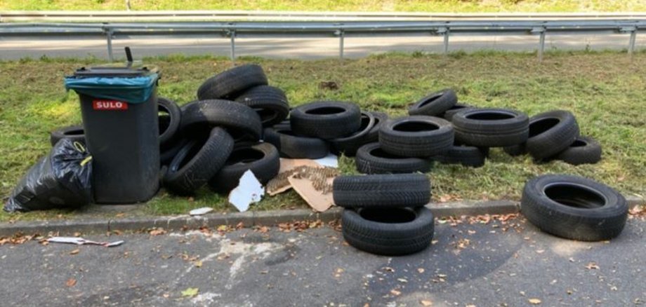 Autoreifen auf Parkplatz