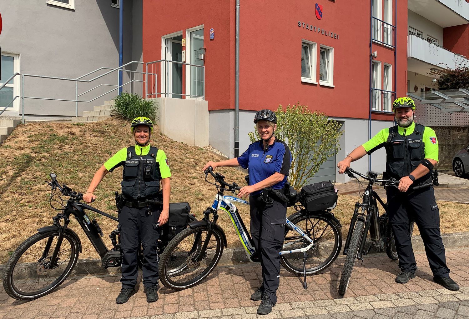 Zwei Polizistinnen und ein Polizist mit E-Bikes