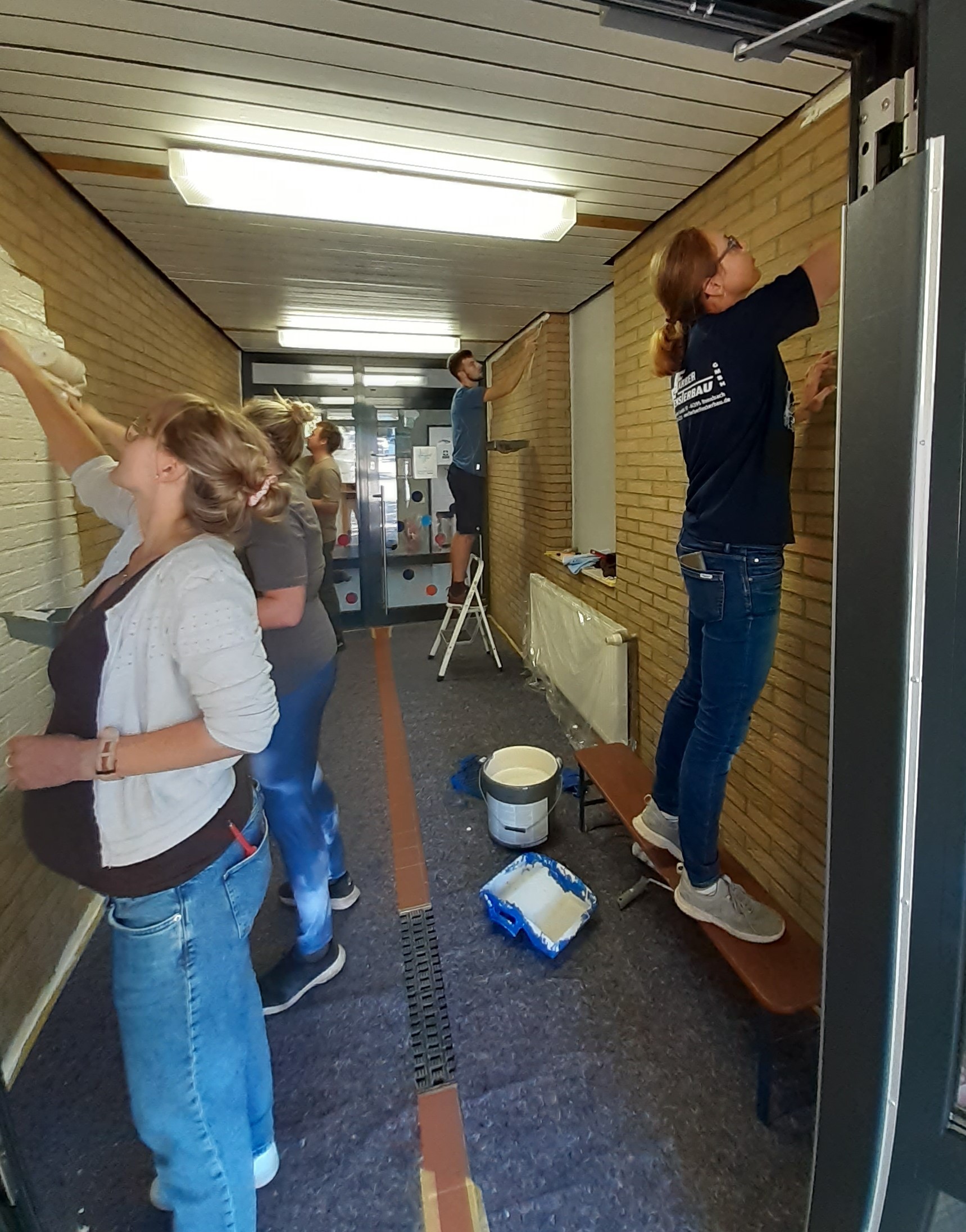 Eltern streichen Flur in Kita