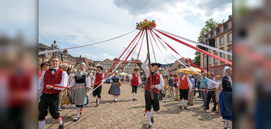 Teilnehmende des Erbacher Wiesenmarktumzuges sind zu sehen.