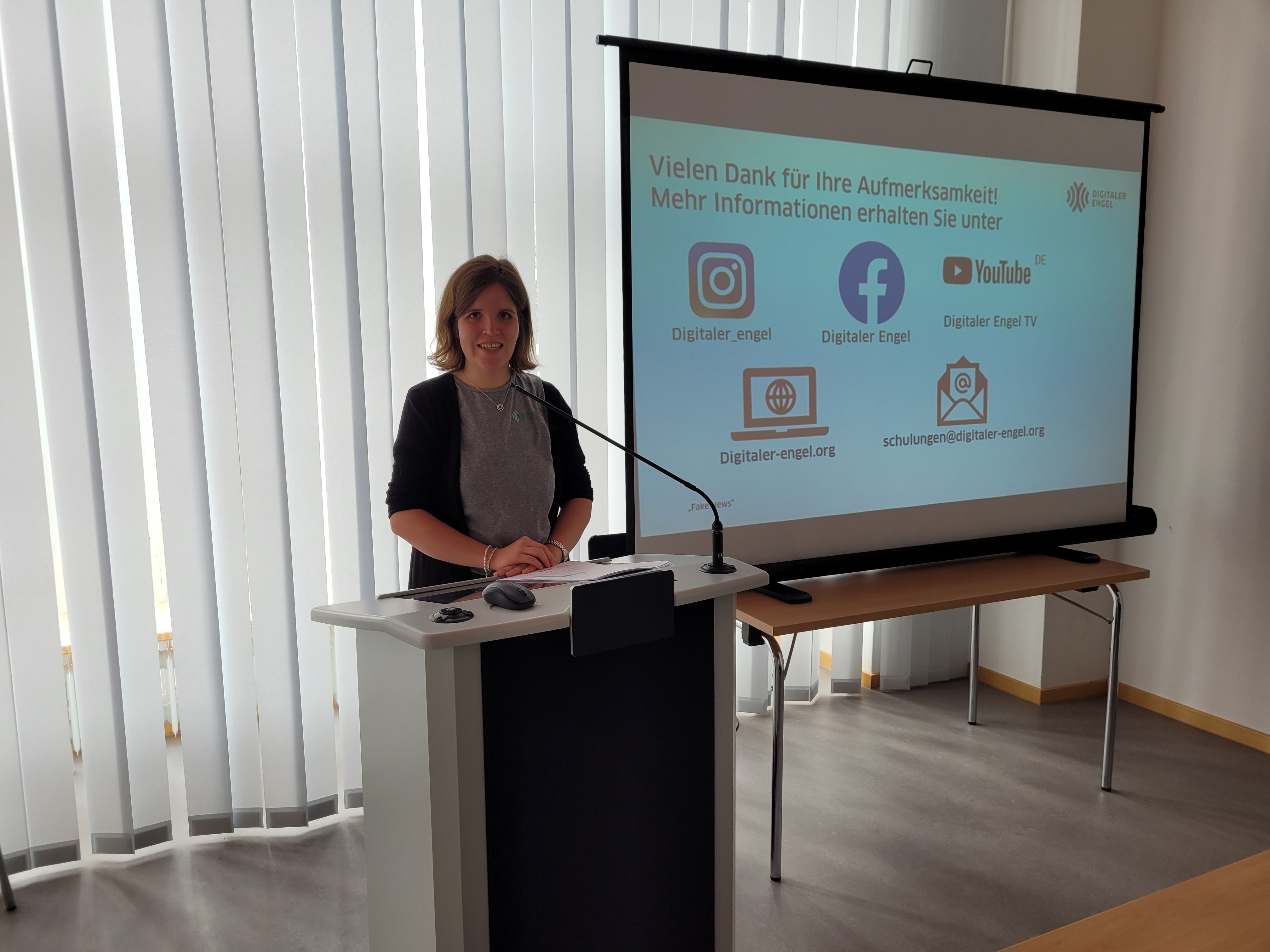 Theresa Kuper von den „digitalen Engeln“ hat am 17.04. in der Orangerie am Lustgarten Seniorinnen und Senioren über den Umgang mit Fake News und Desinformation im Netz informiert und beraten.