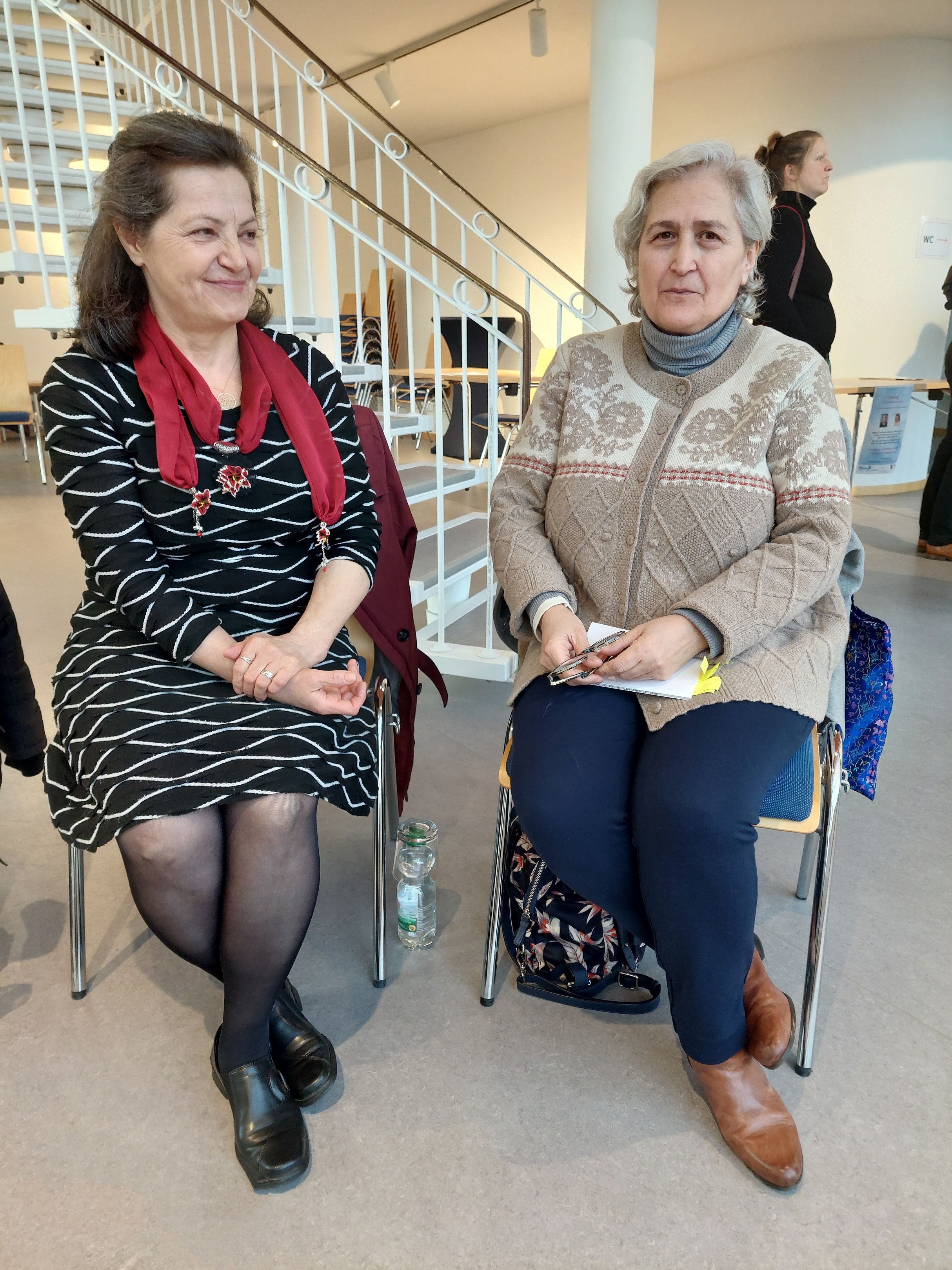 Zwei Frauen sitzen nebeneinander 