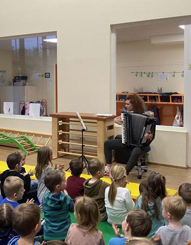 Kindergartenkinder singen in Gruppe mit Frau Rapp