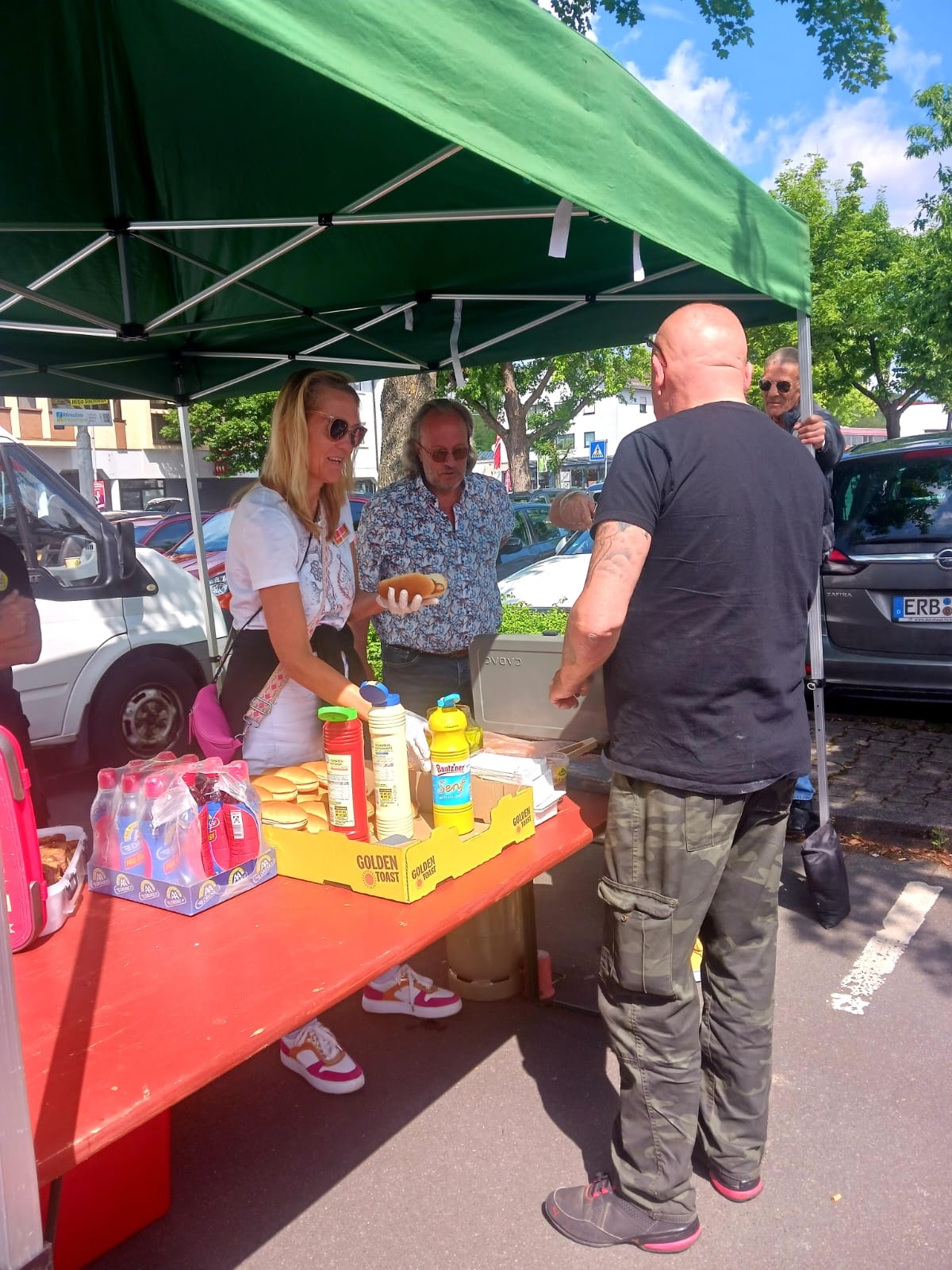Hot Dogs werden an einem Stand an Bedürftige ausgegeben