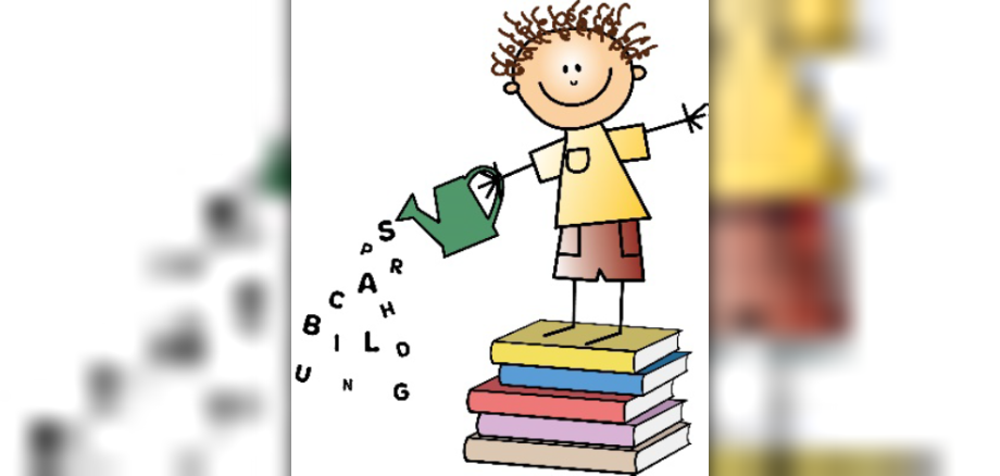 Frühkindliche Bildung Gezeichnetes Kind steht auf Buch und hält eine Gießkanne, aus der Buchstaben kommen.