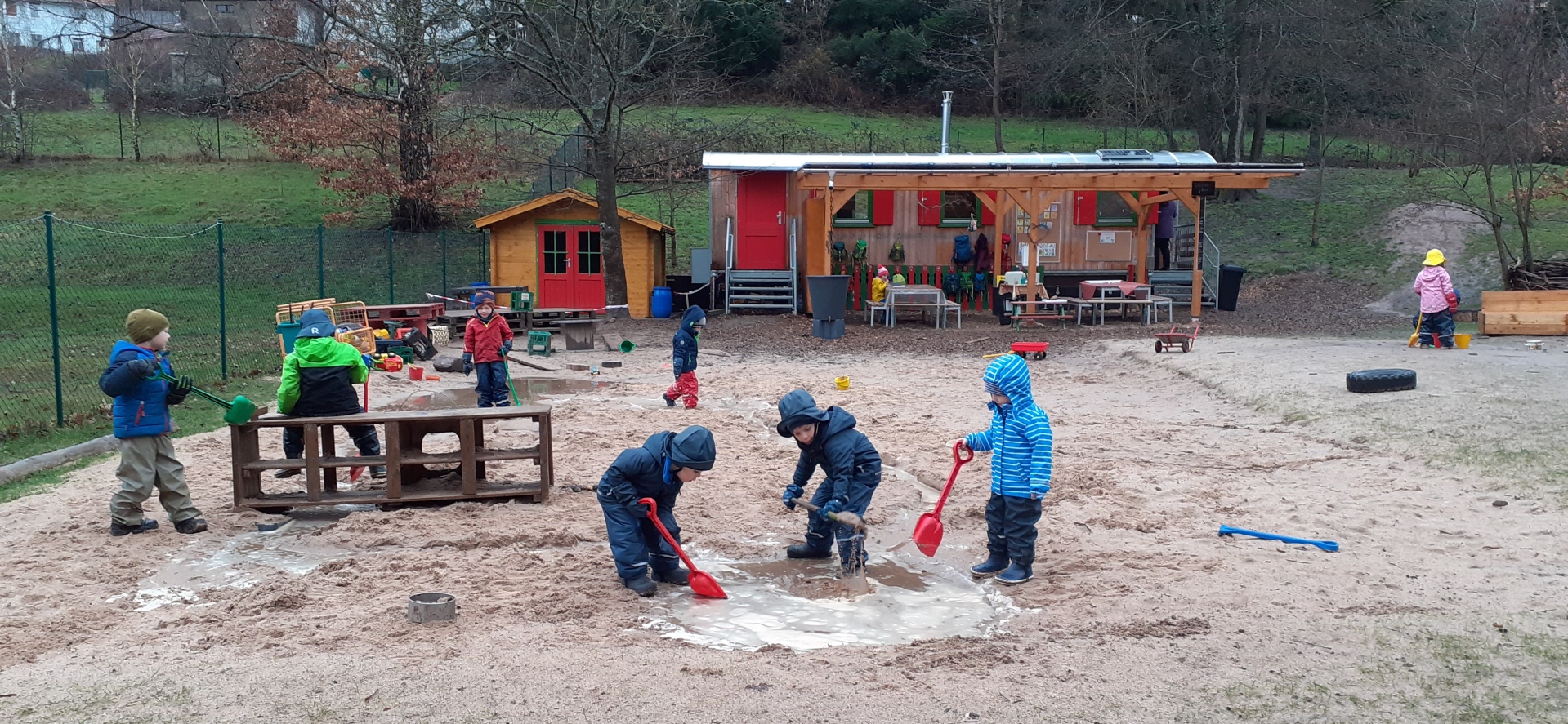 Kinder spielen im Sand