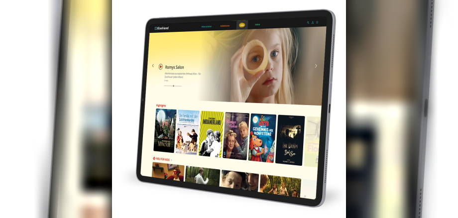 Tablet-Anzeige einer App mit Filmen