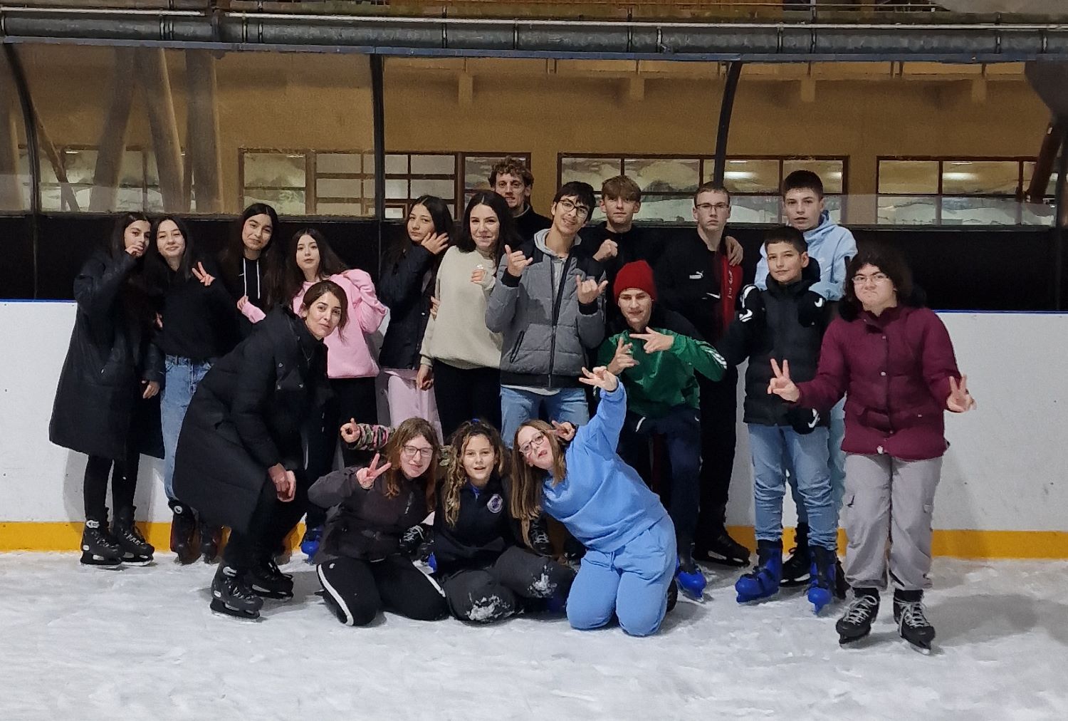 Ausflug in die Eissporthalle Gruppenbild von Jugendlichen auf der Eisfläche in der Eissporthalle