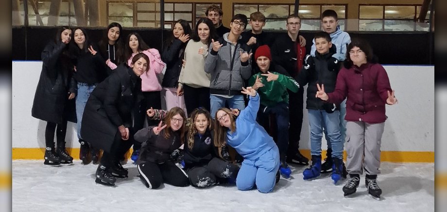 Gruppenbild von Jugendlichen auf der Eisfläche in der Eissporthalle