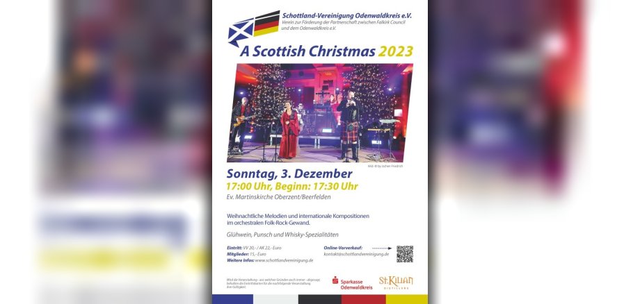 Band in schottischer Tracht auf Bühne mit Weihnachtsbaum