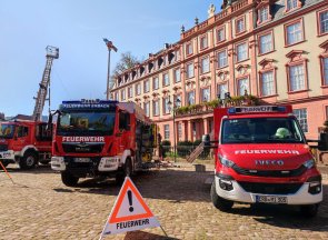 Feuerwehrfahrzeuge auf Marktplatz Verschiedene Feuerwehrautos auf Marktplatz