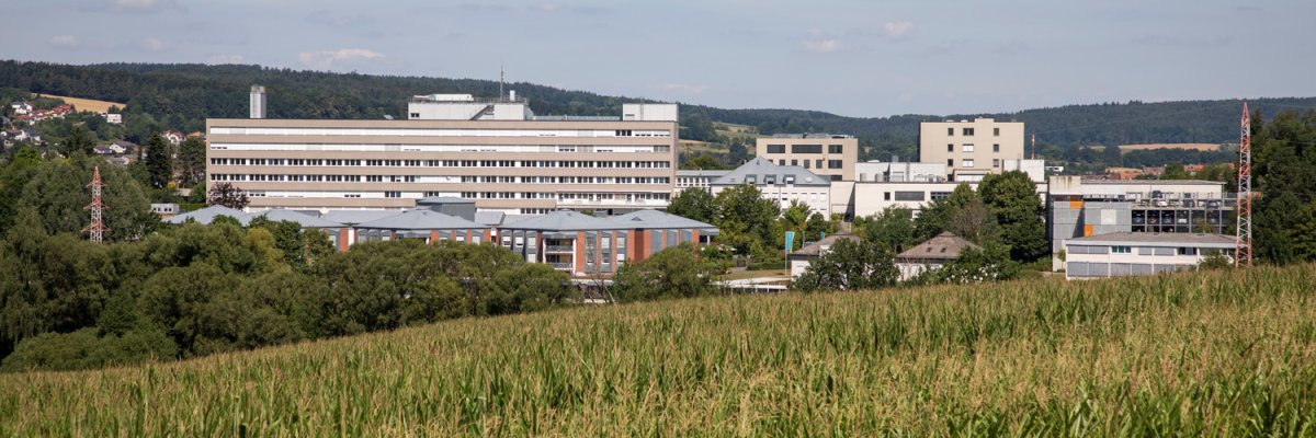 Feldblick auf Krankenhausgebäude