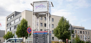 Wegweiser vor Gebäude