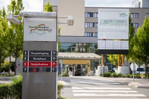 Eingangsbereich GZO Empfangs- und Hinweisschilder für Gebäude