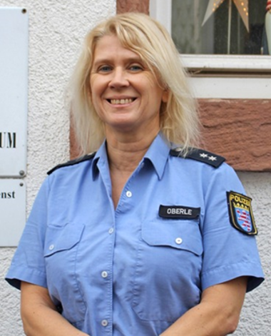 Polizistin in Uniform