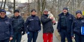 Hundekontrolltag in Erbach Stadtpolizistinnen und -polizisten mit Passant mit Hund