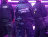 Polizeikontrollen in Erbach Polizisten in der Rückansicht bei Einsatz