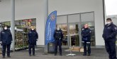Seniorenberatung Stadtpolizistinnen und -polizisten vor Supermarkt an Infostand