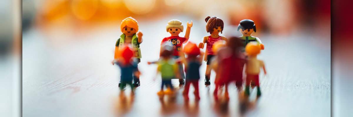 Bunte Playmobilfiguren in verschiedenen Größen