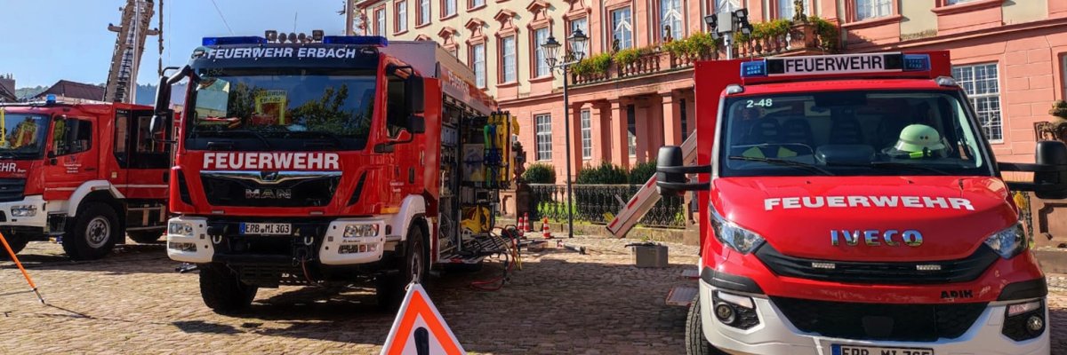 Feuerwehrfahrzeuge auf Marktplatz Verschiedene Feuerwehrautos auf Marktplatz