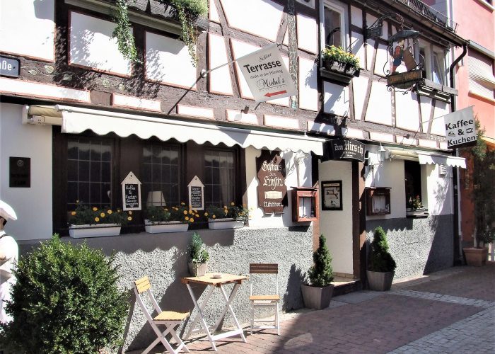 Außenansicht auf Gasthaus mit Fachwerkfassade
