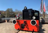 Alte Lok mit einfahrendem Zug im Hintergrund