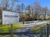 Boule-Anlage mit Eingangsschild
