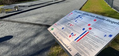 Boulodrome - Regeln Boule-Anlage mit Schild, auf dem die Regeln des Sports erklärt werden