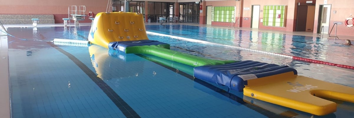 Hallenbad-Schwimmbecken mit Spielgerät