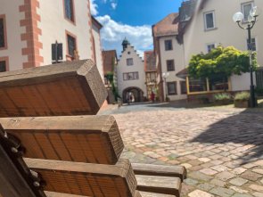 Alle nehmen Platz Blick über Park-Bank in historischer Straße
